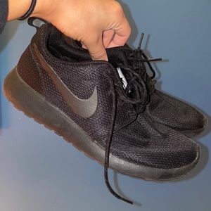 Triple black Nike Roshes!